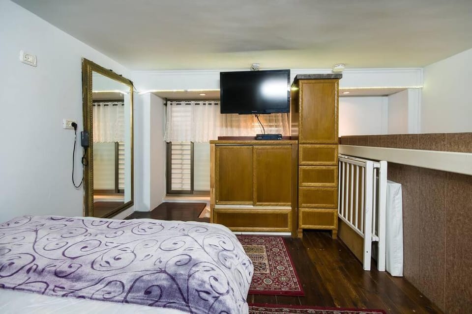 Bed, TV and multimedia, Photo of the whole room, Bedroom, wardrobe