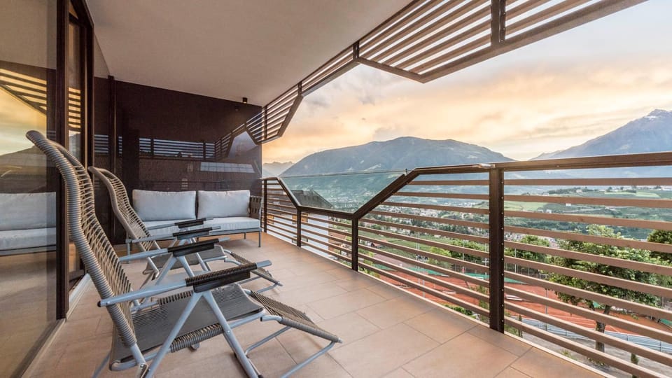 View (from property/room), Balcony/Terrace, City view, Mountain view
