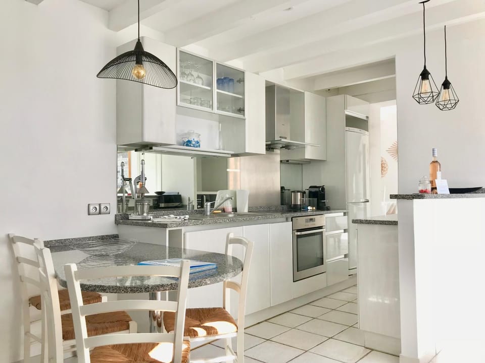 Coffee/tea facilities, Kitchen or kitchenette, Dining area, Communal kitchen, Family