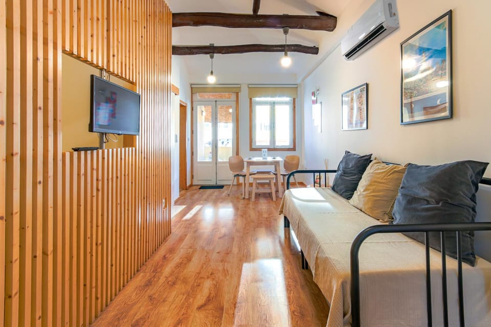 TV and multimedia, Living room, Seating area, air conditioner