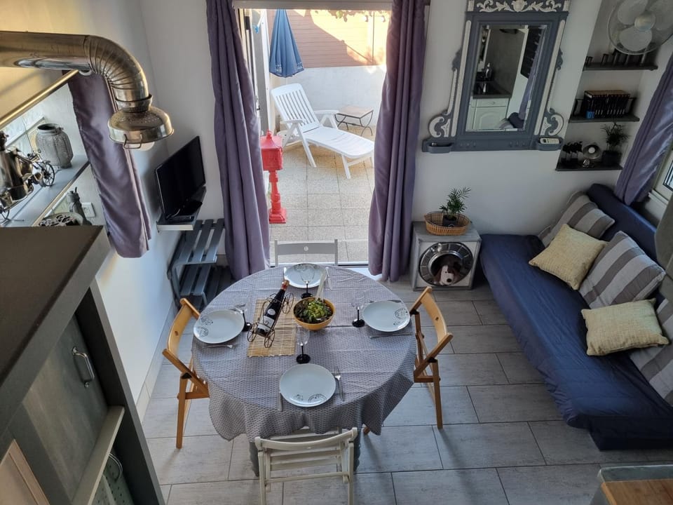 Living room, Dining area