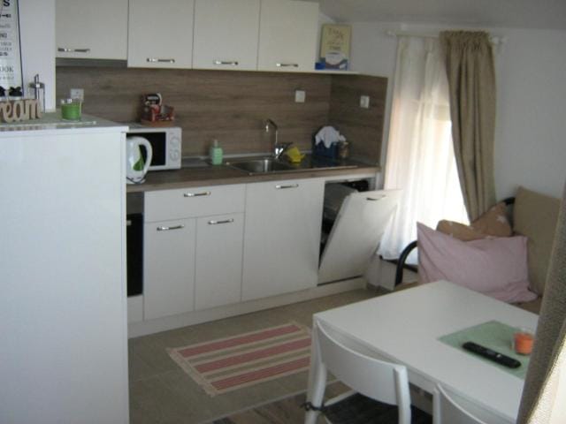 Coffee/tea facilities, Kitchen or kitchenette, Living room, Dining area