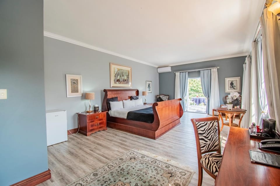 Bed, TV and multimedia, Seating area, Bedroom, hair dresser, air conditioner