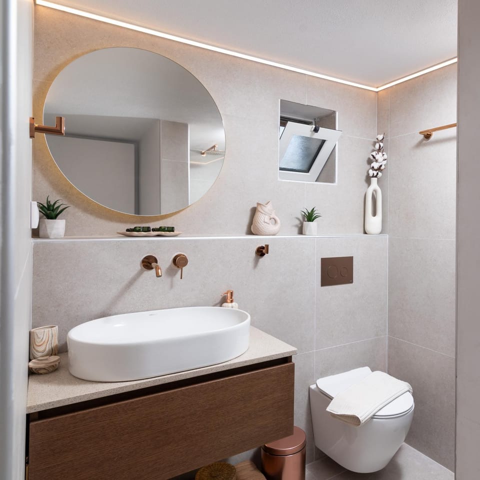 Toilet, Bathroom, towels