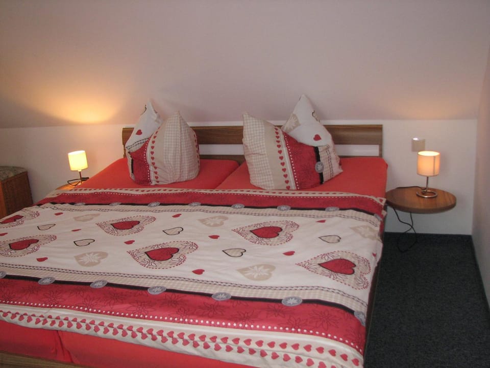 Bed, Photo of the whole room, Decorative detail, Bedroom, Family