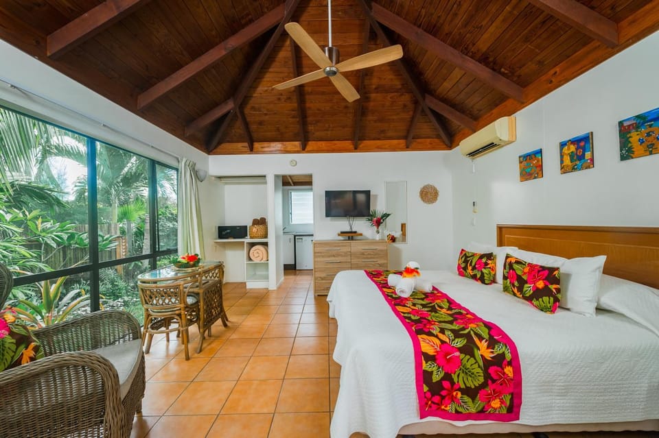 Bed, Dining area, Bedroom