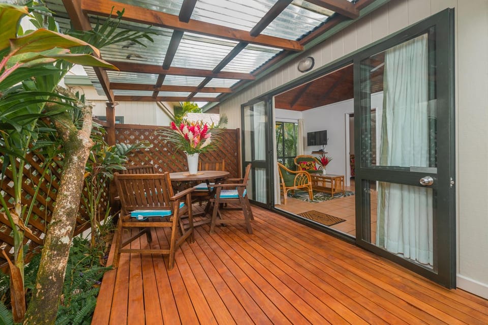 Patio, Living room