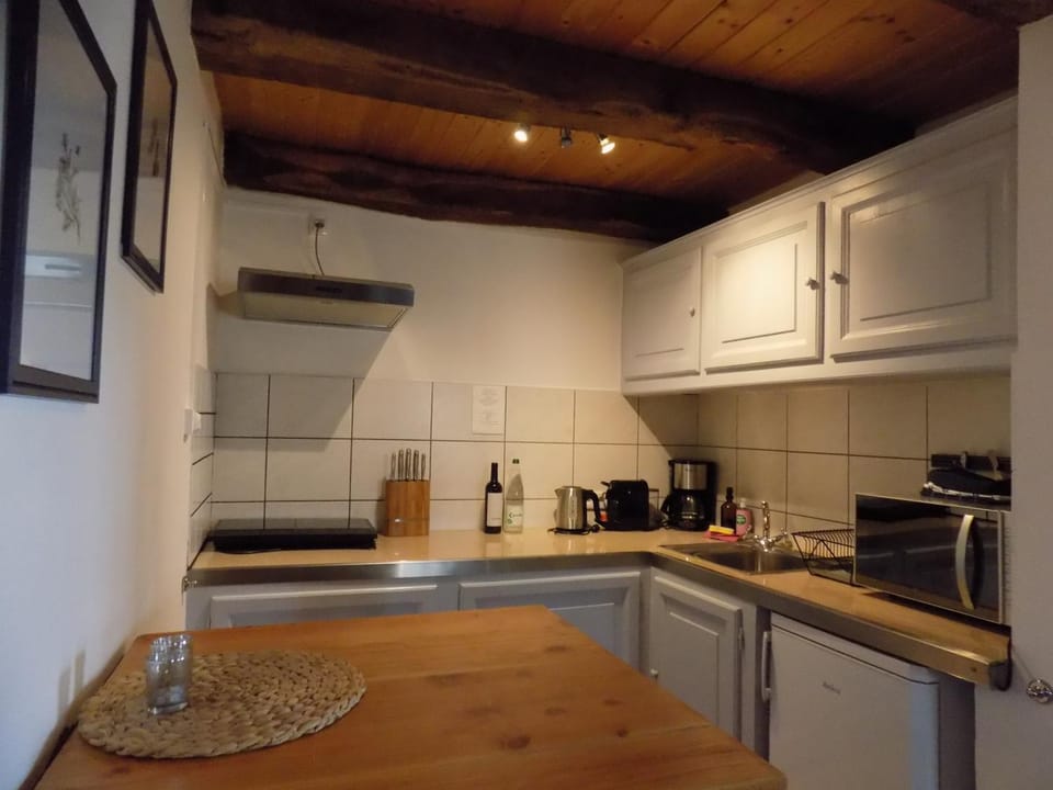 Coffee/tea facilities, Kitchen or kitchenette, stove, toaster