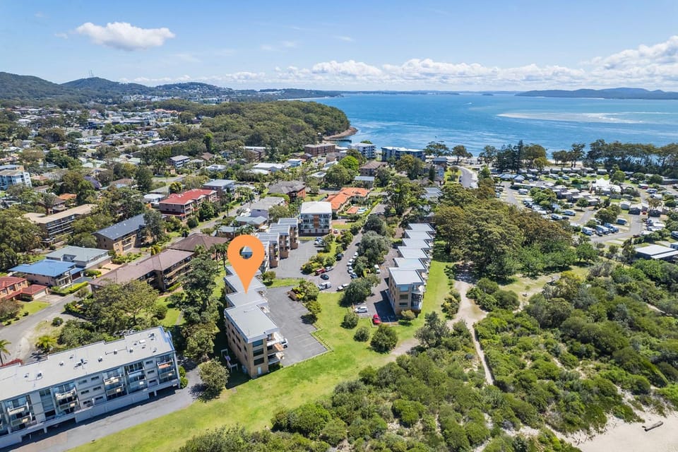 Promenade 12, 8 Intrepid Cl - fantastic waterfront unit with air con and Wifi Apartment in Shoal Bay