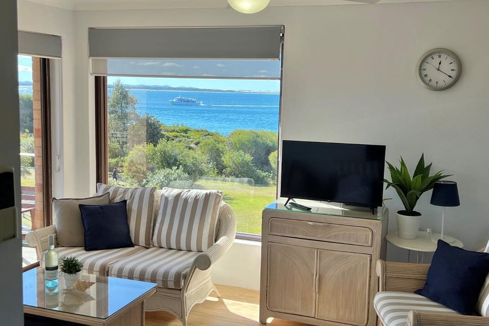 Promenade 12, 8 Intrepid Cl - fantastic waterfront unit with air con and Wifi Apartment in Shoal Bay