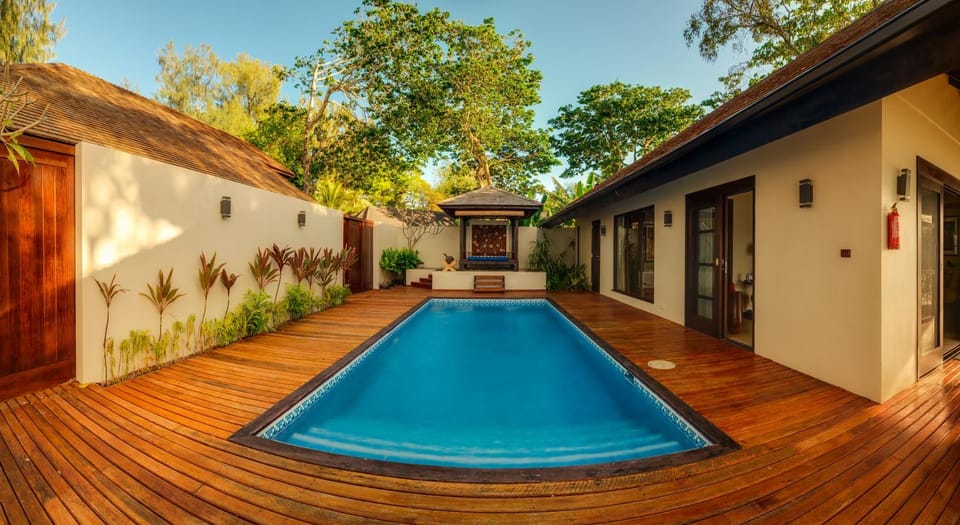 Swimming pool, sunbed