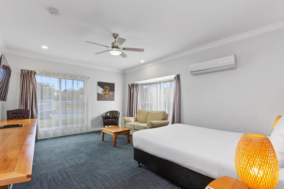 Seating area, Bedroom, air conditioner