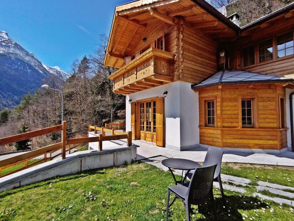 Property building, Patio, Facade/entrance, Garden