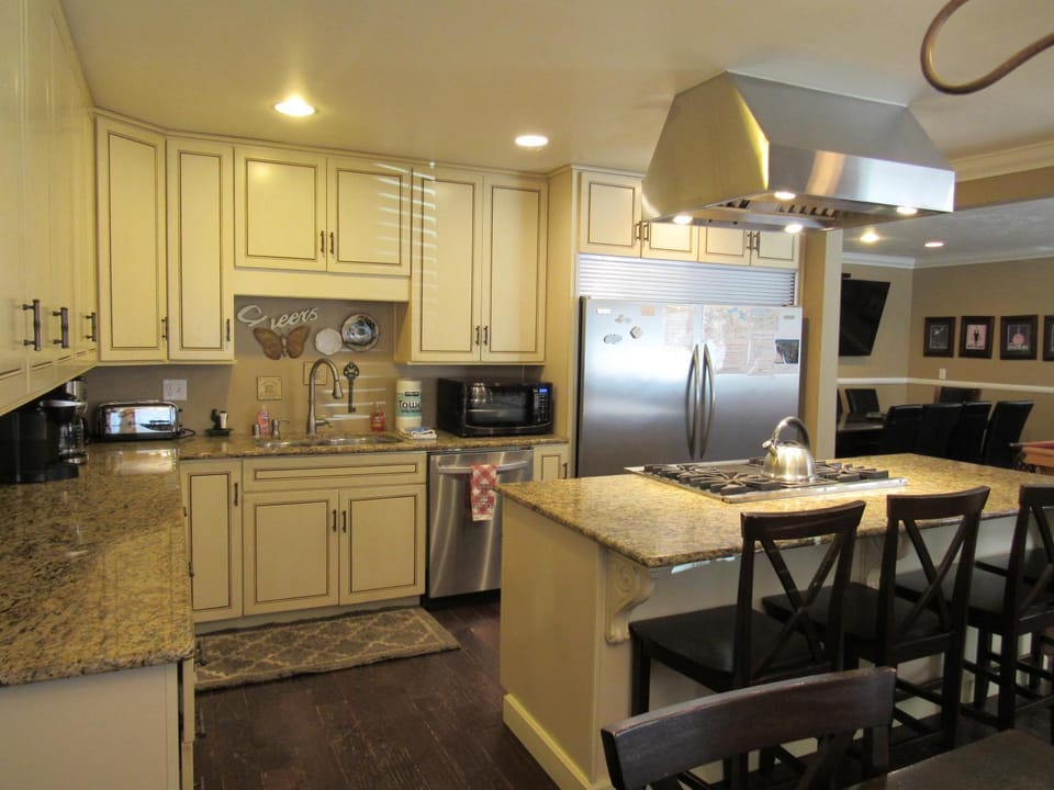 Dining area, dishwasher, minibar, stove, toaster, kitchen