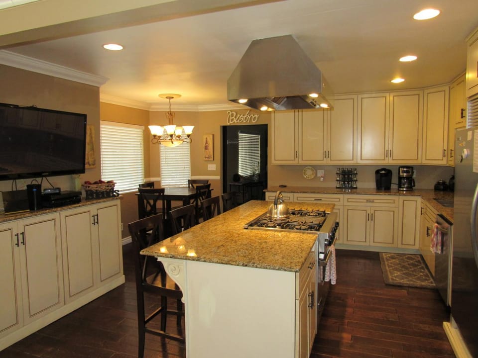 TV and multimedia, Coffee/tea facilities, dishwasher, oven, stove, toaster, kitchen