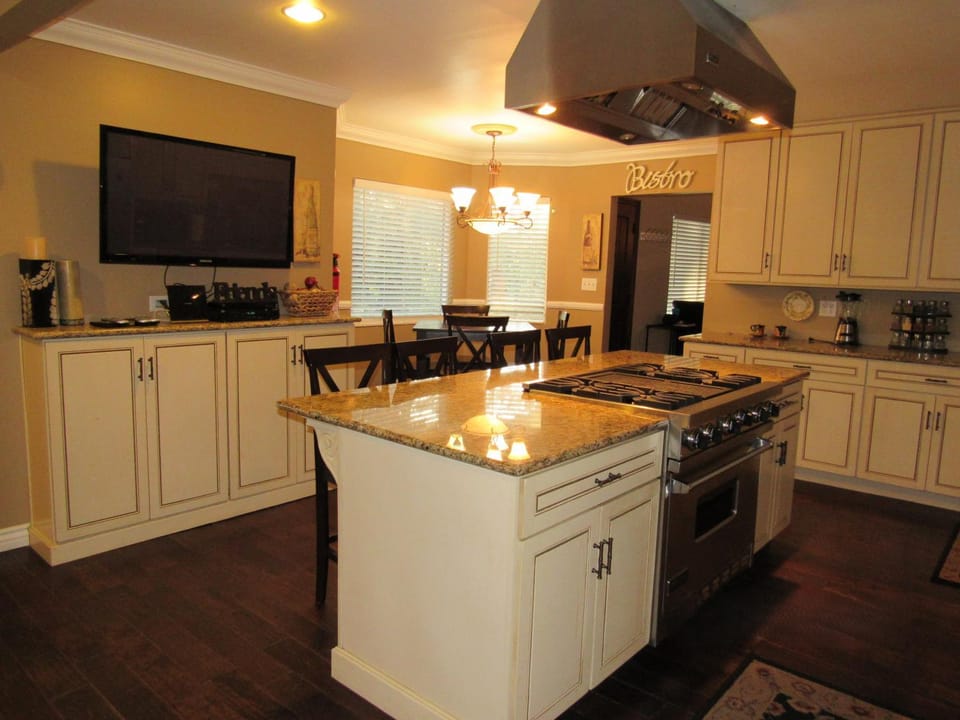 TV and multimedia, Dining area, dishwasher, microwave, oven, stove, toaster, kitchen