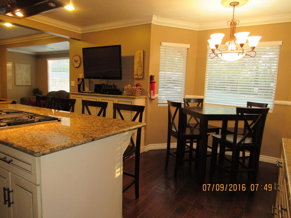 TV and multimedia, Kitchen or kitchenette, Dining area