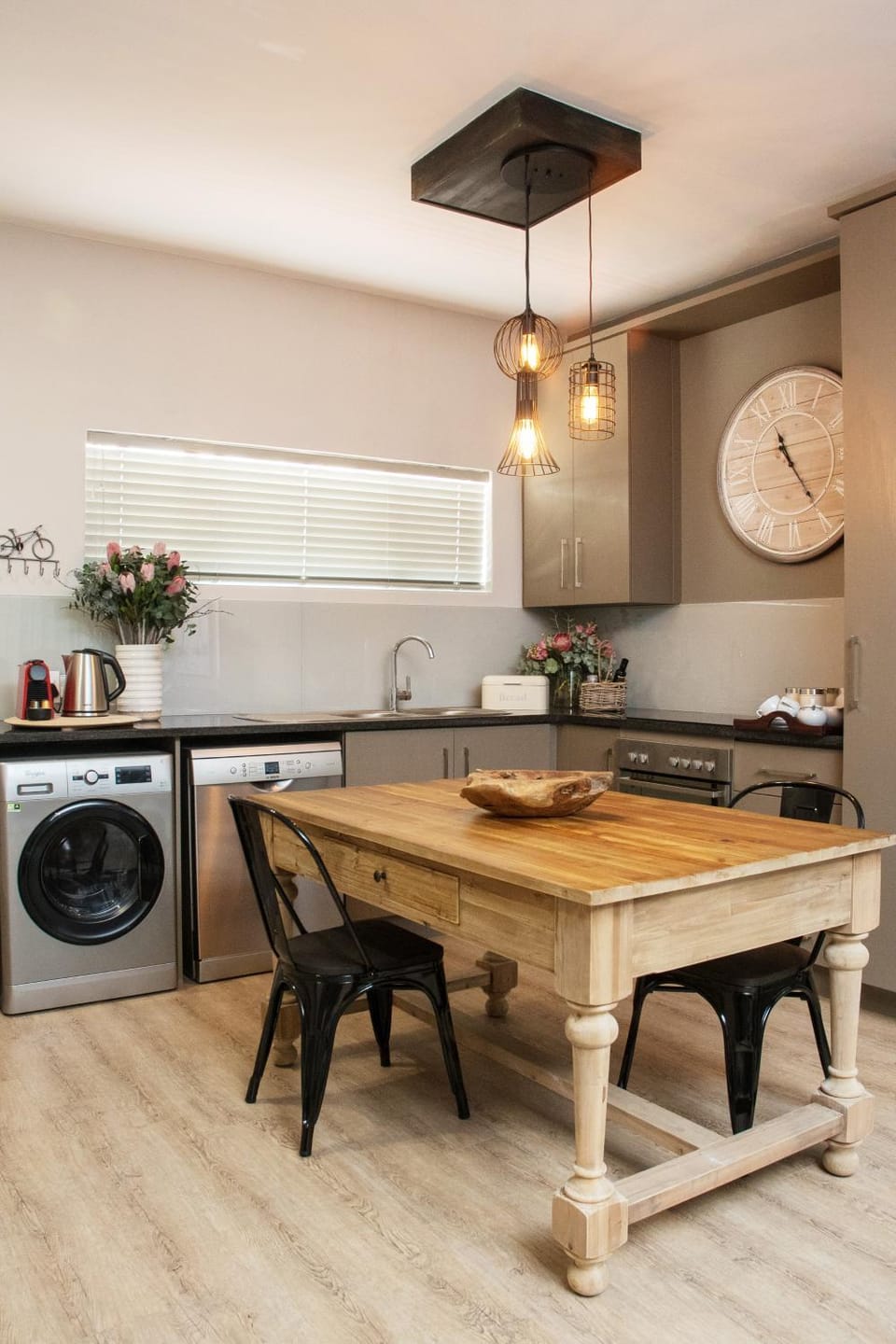 Kitchen or kitchenette, Dining area, dishwasher, stove, washing machine