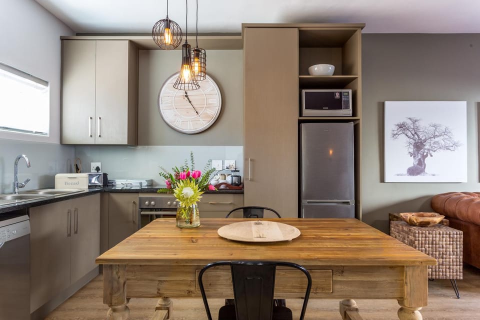 Kitchen or kitchenette, Dining area, oven, stove