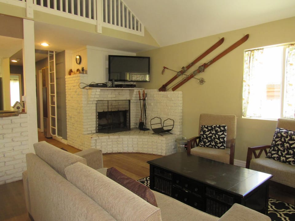 Living room, Seating area, fireplace, heating