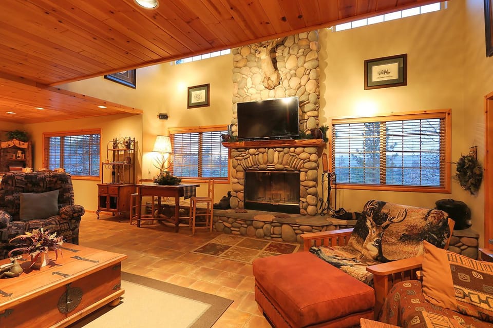TV and multimedia, Living room, Seating area, fireplace