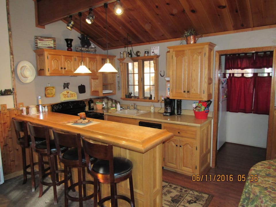 Kitchen or kitchenette, Dining area, oven, pet friendly, stove