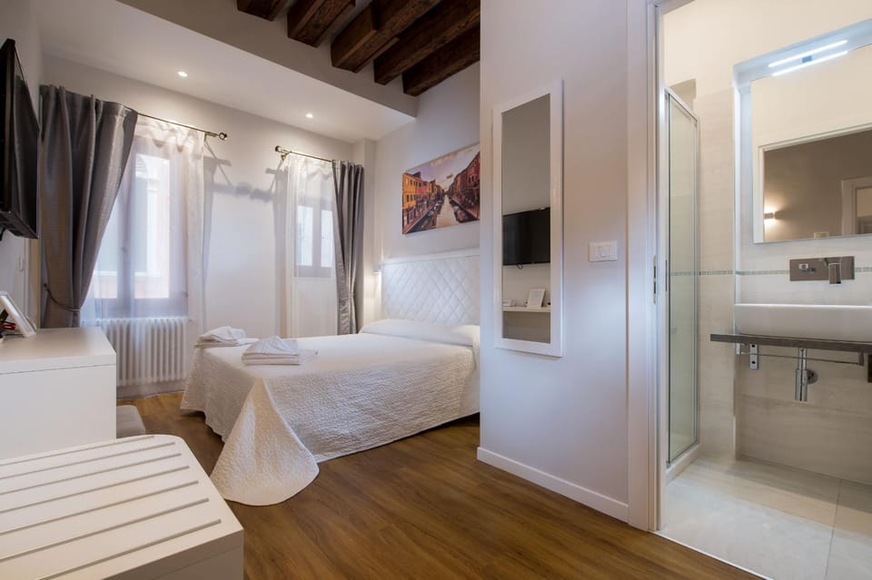 Shower, Bed, Bathroom, Photo of the whole room, Bedroom, Area and facilities