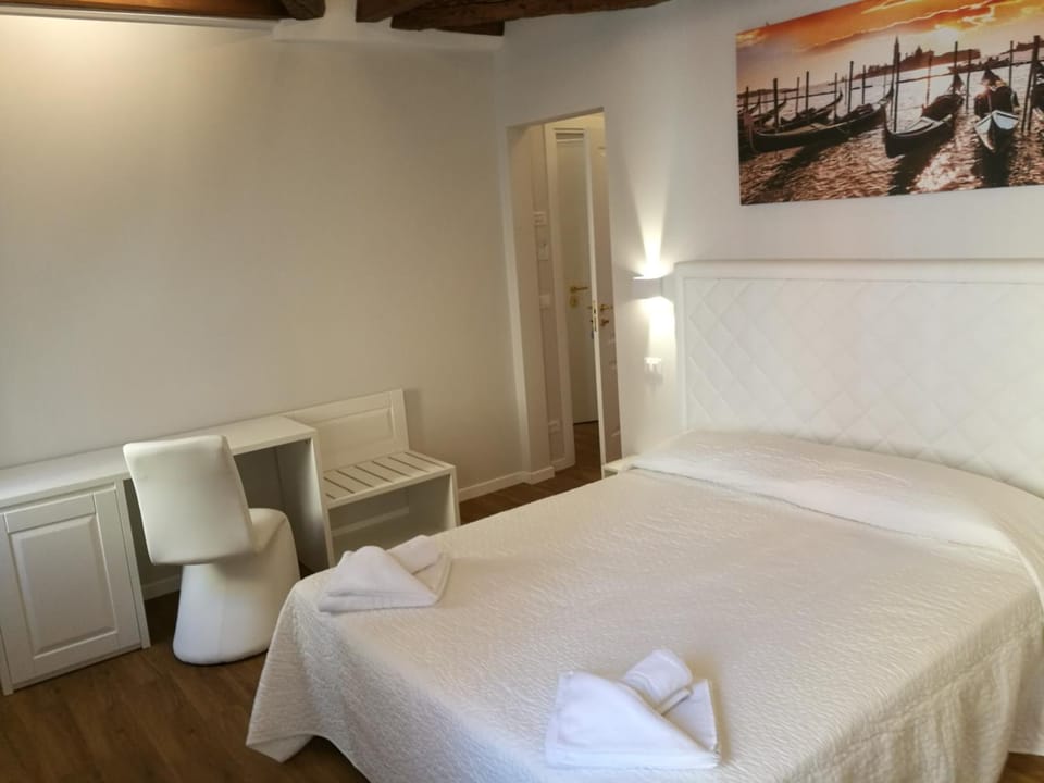TV and multimedia, Other, Photo of the whole room, Decorative detail, Bedroom