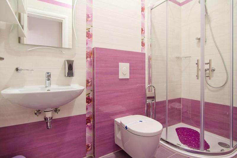 Shower, Toilet, Bathroom, towels