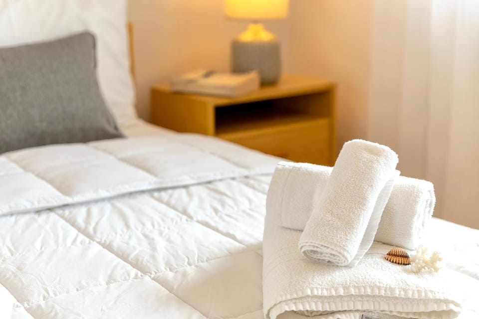 Bed, Bedroom, towels