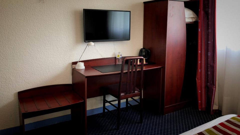 TV and multimedia, Seating area, Bedroom