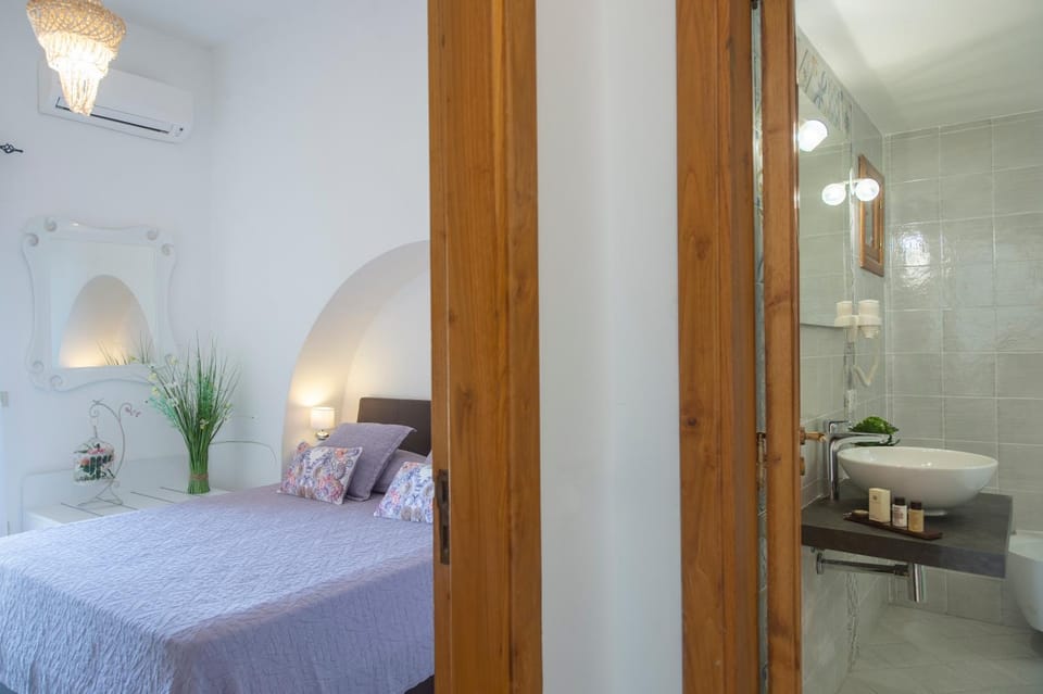 Bed, Bathroom, Photo of the whole room, Bedroom