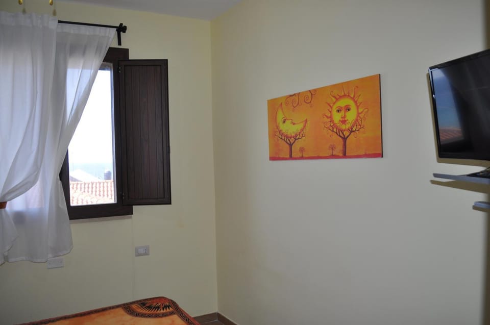 Bed, Bedroom, Street view