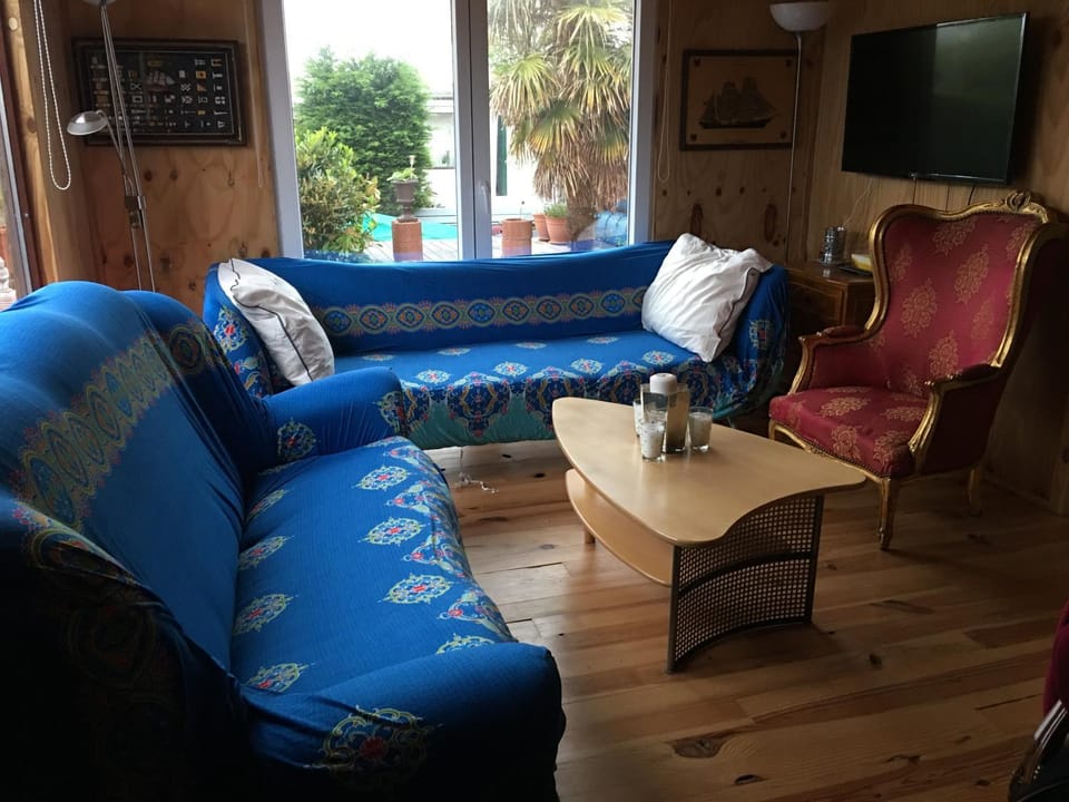 Living room, Photo of the whole room, Decorative detail