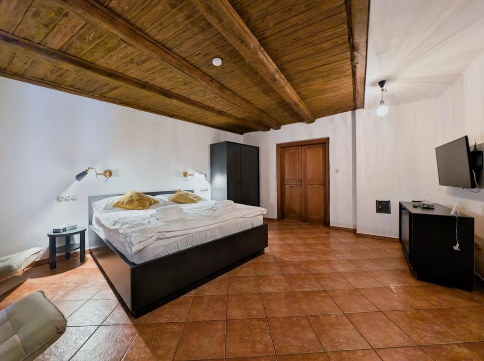Bed, TV and multimedia, Photo of the whole room, Evening entertainment, Bedroom, wardrobe