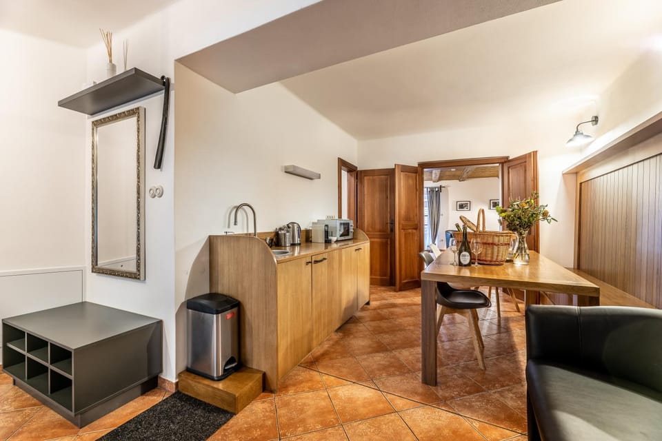 Kitchen or kitchenette, Dining area