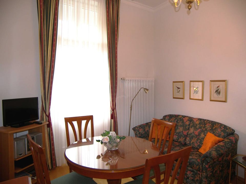 TV and multimedia, Living room, Seating area, Dining area