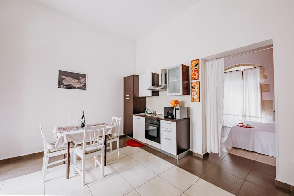 Kitchen or kitchenette, Living room, Seating area, Dining area, minibar, oven, pet friendly, stove