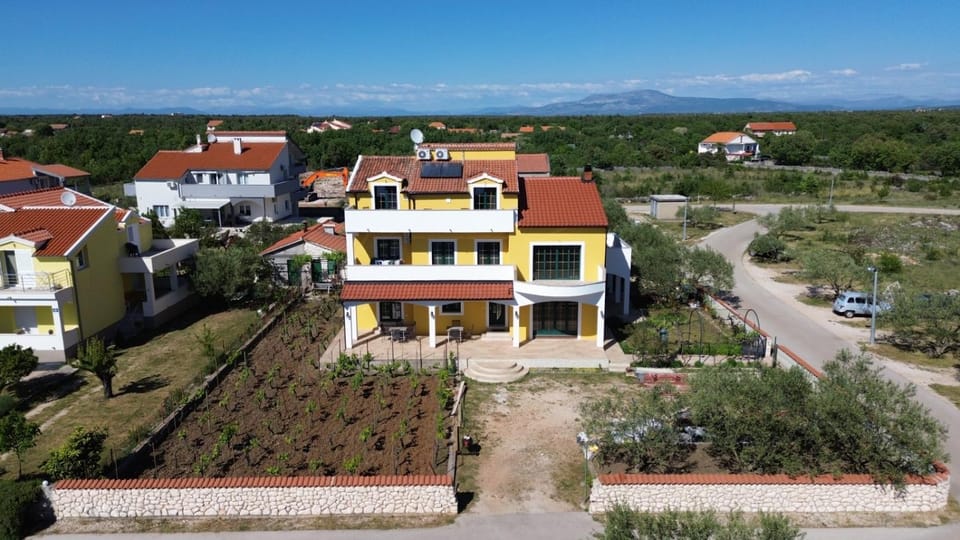 Property building, Neighbourhood