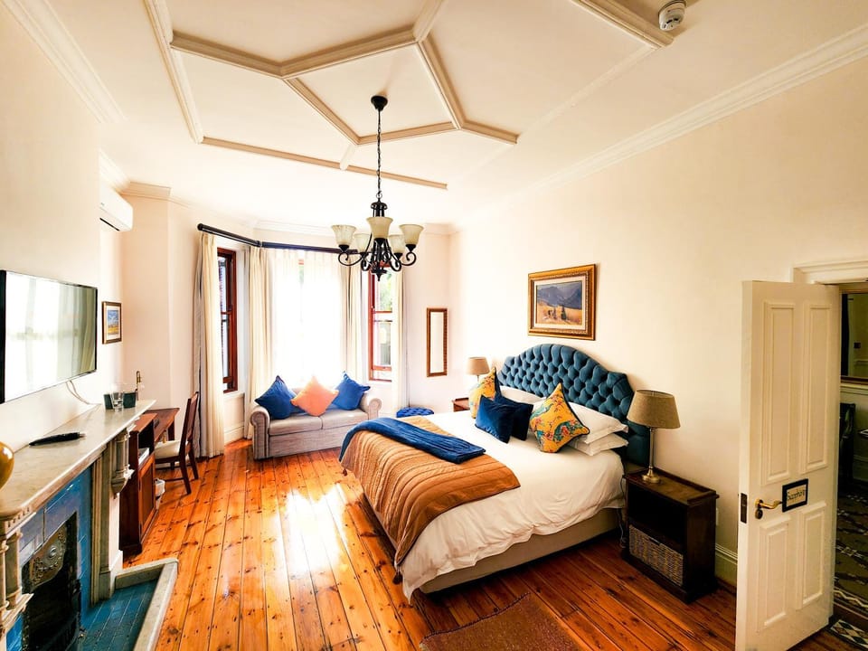 Bed, TV and multimedia, Bedroom, fireplace