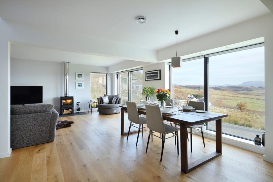 Communal lounge/ TV room, Natural landscape, TV and multimedia, Living room, Dining area, Mountain view