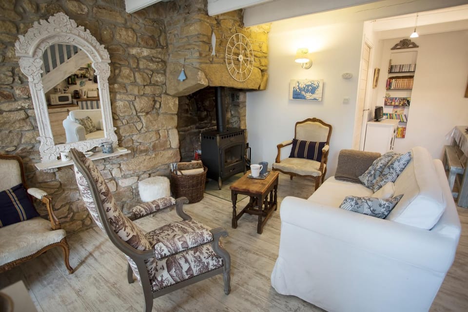 Communal lounge/ TV room, Spring, Day, Night, Winter, Summer, Living room, Decorative detail, Seating area, Autumn, Garden view, Drinks, Family, Family, Quiet street view