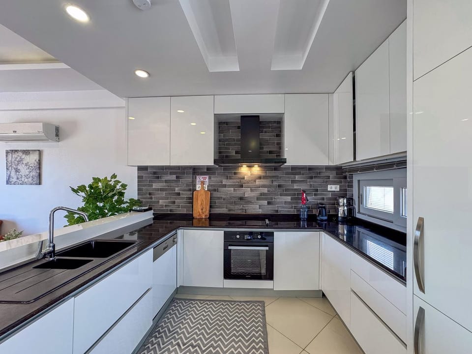 Kitchen or kitchenette, dishwasher, minibar, oven, stove