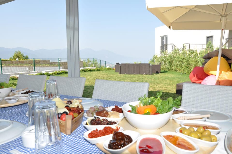 Restaurant/places to eat, Day, Natural landscape, Food and drinks, Food, Mountain view, Breakfast, Continental breakfast, Lunch, Dinner