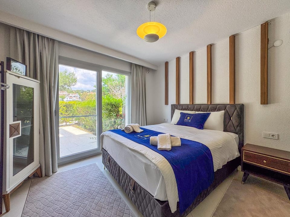 Bed, Photo of the whole room, Bedroom, towels
