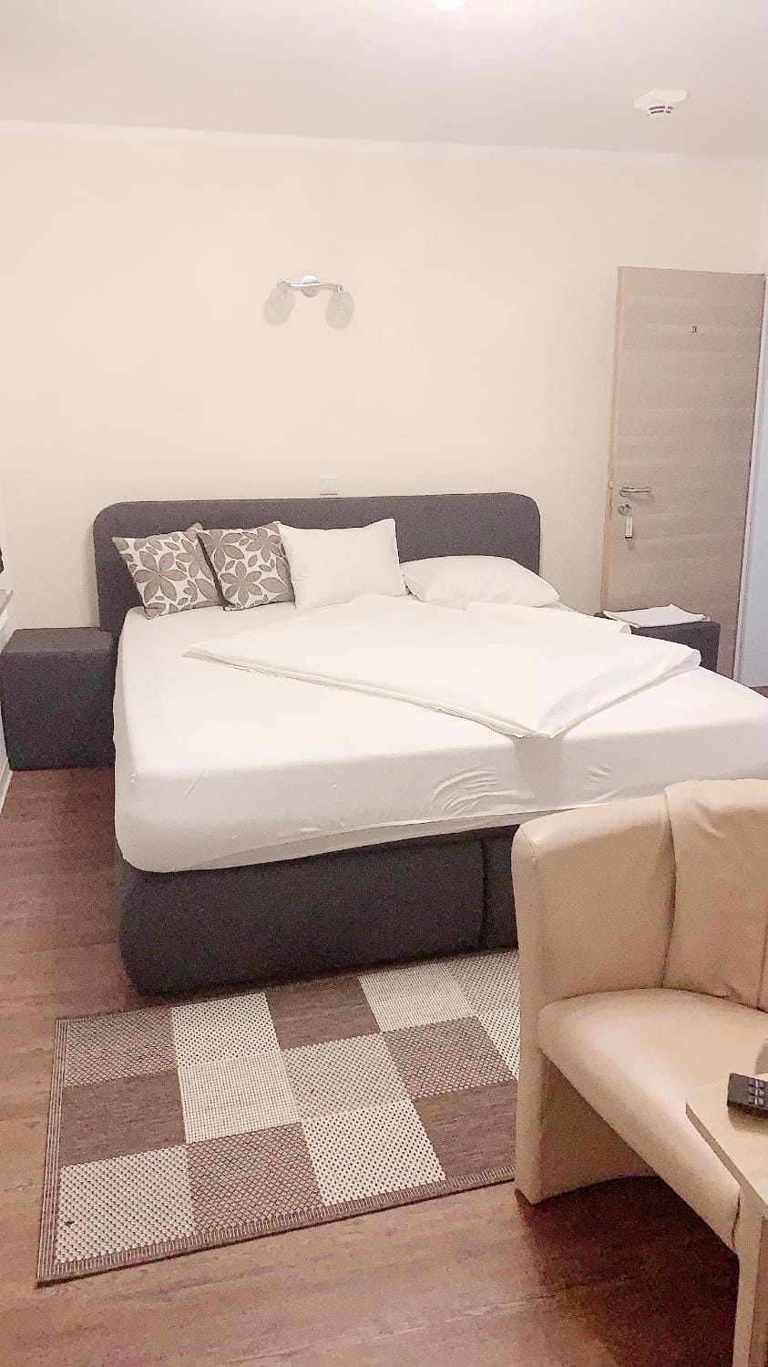 Photo of the whole room, Decorative detail