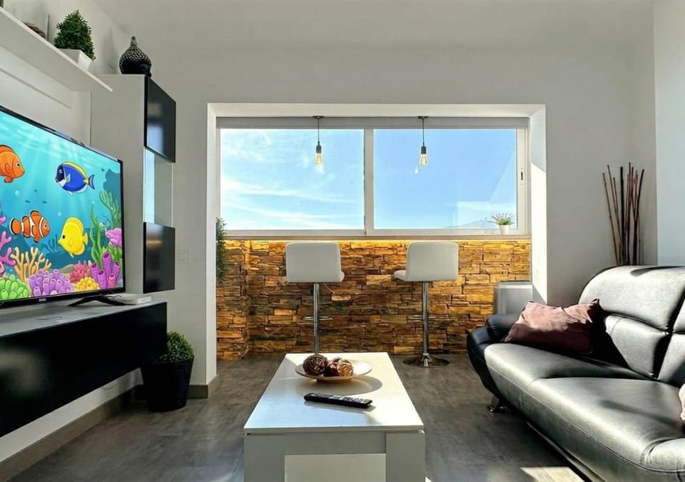 Property building, Restaurant/places to eat, Communal lounge/ TV room, TV and multimedia, Living room, Seating area, Evening entertainment, Breakfast