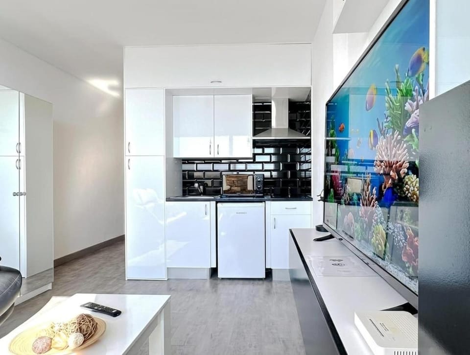 TV and multimedia, Kitchen or kitchenette, Dining area, stove