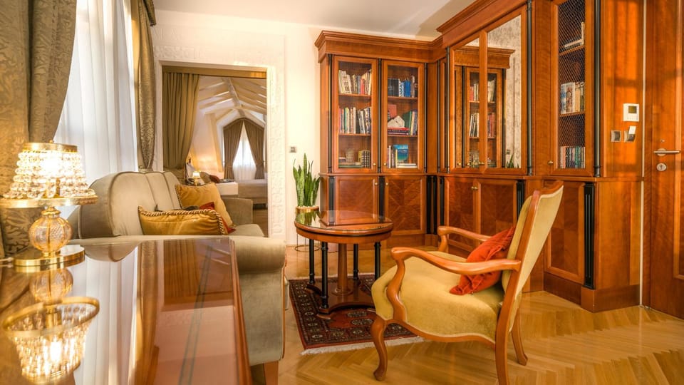 Library, Living room, Seating area