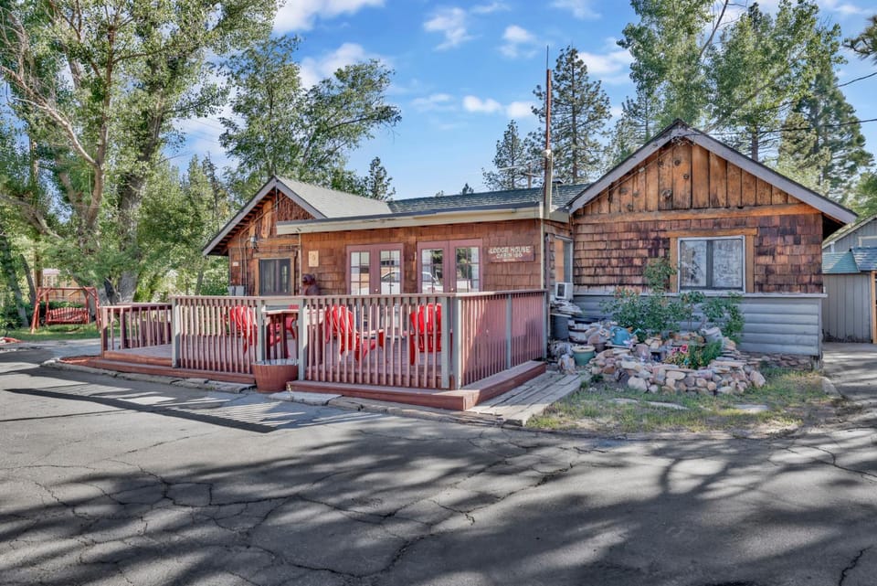 Lodge House-Family Cabin with Pool Table by Big Bear Vacations Cabin in Big Bear